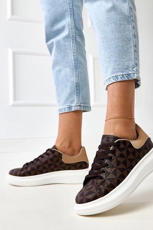 Tênis marrons com plataforma e padrão...