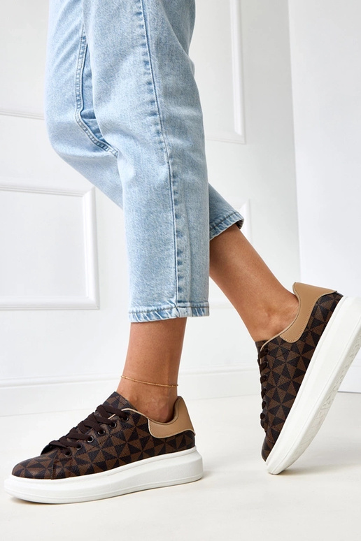 Tênis marrons com plataforma e padrão...