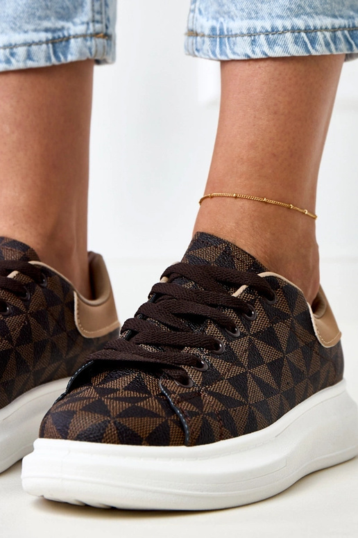 Tênis marrons com plataforma e padrão...