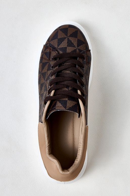 Tênis marrons com plataforma e padrão...