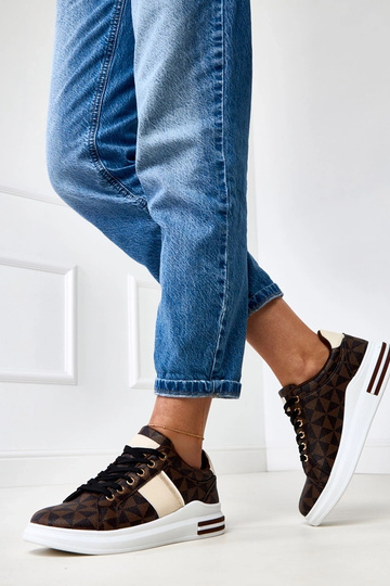 Tênis marrons com...