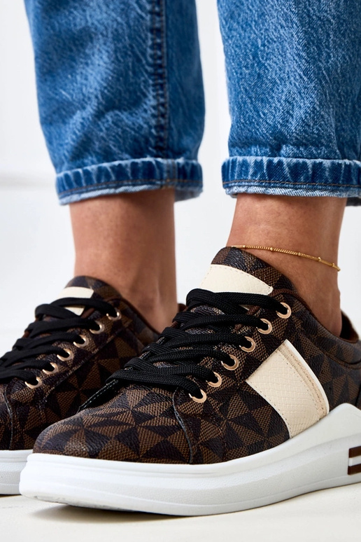 Tênis marrons com plataforma e faixa...