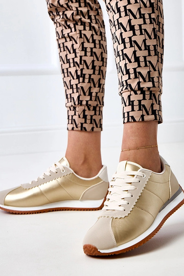 Tênis esportivos na cor...