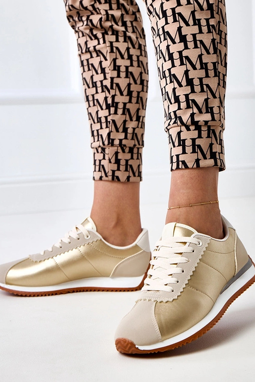 Tênis esportivos na cor areia com...