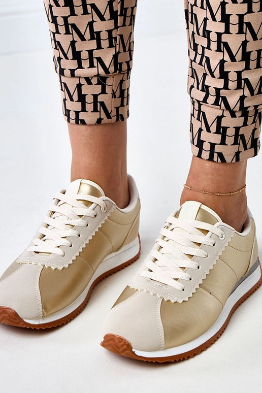 Tênis esportivos na cor areia com...