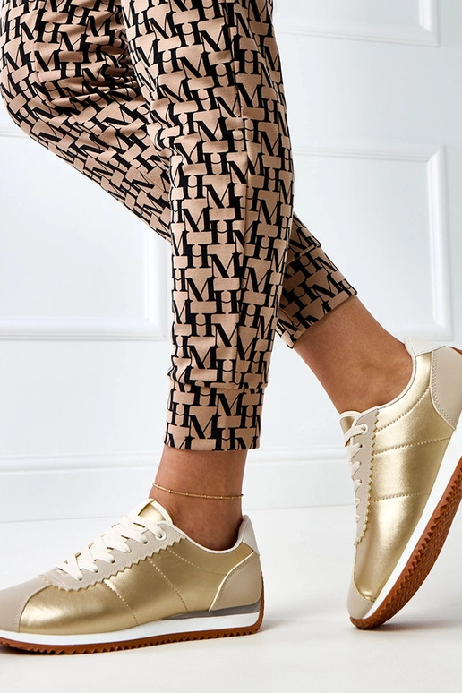 Tênis esportivos na cor areia com...