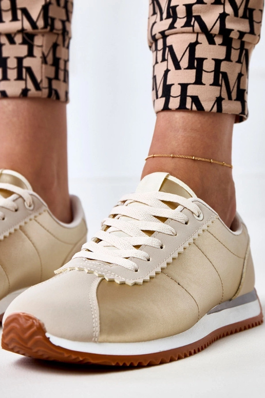 Tênis esportivos na cor areia com...