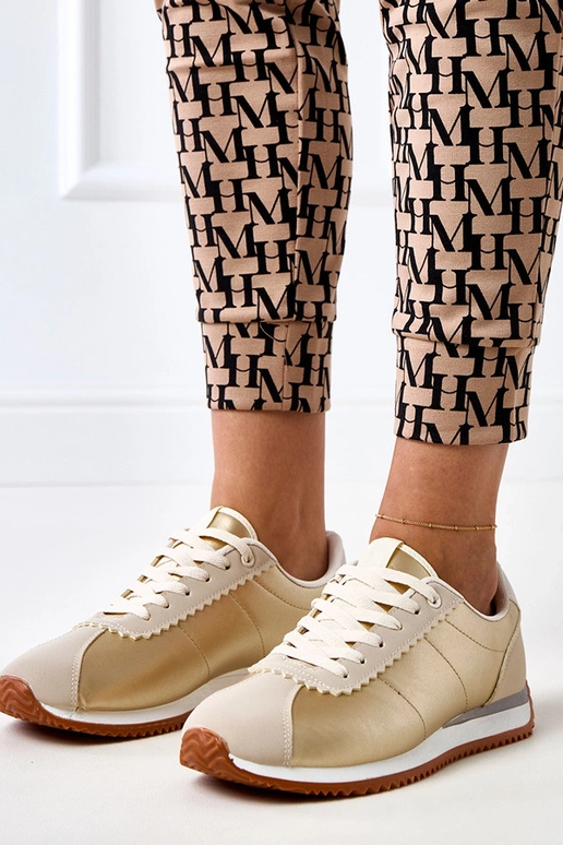 Tênis esportivos na cor areia com...