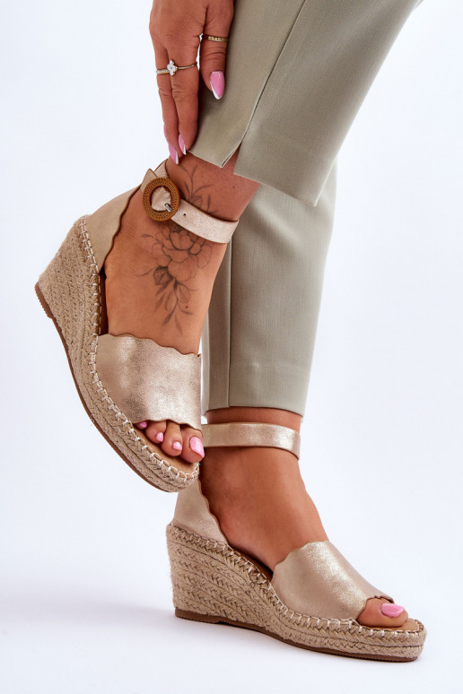 Pele Sandálias plataforma Comfort Shoe cor dourada Verola Pele Sandálias plataforma Comfort Shoe cor dourada Verola