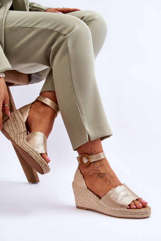 Pele Sandálias plataforma Comfort Shoe cor dourada Verola Pele Sandálias plataforma Comfort Shoe cor dourada Verola