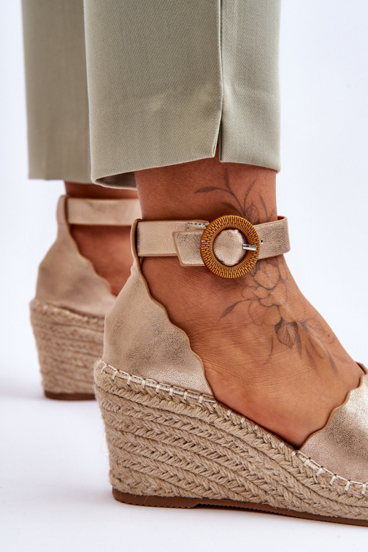 Pele Sandálias plataforma Comfort Shoe cor dourada Verola Pele Sandálias plataforma Comfort Shoe cor dourada Verola