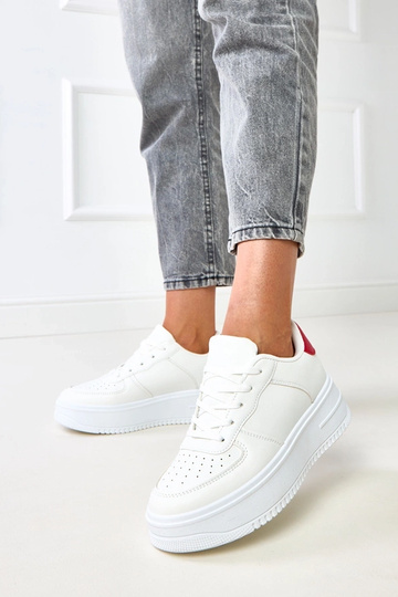 Tênis brancos com... 2