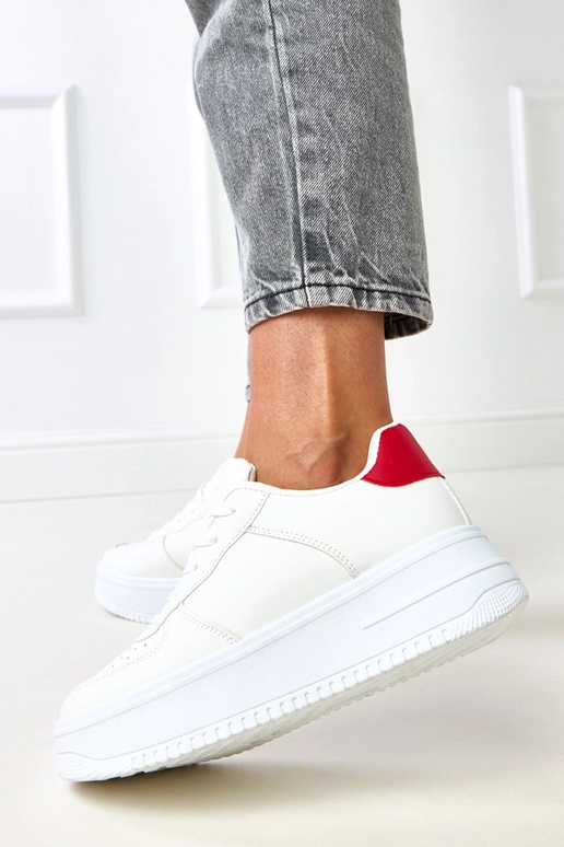 Tênis brancos com plataforma e...