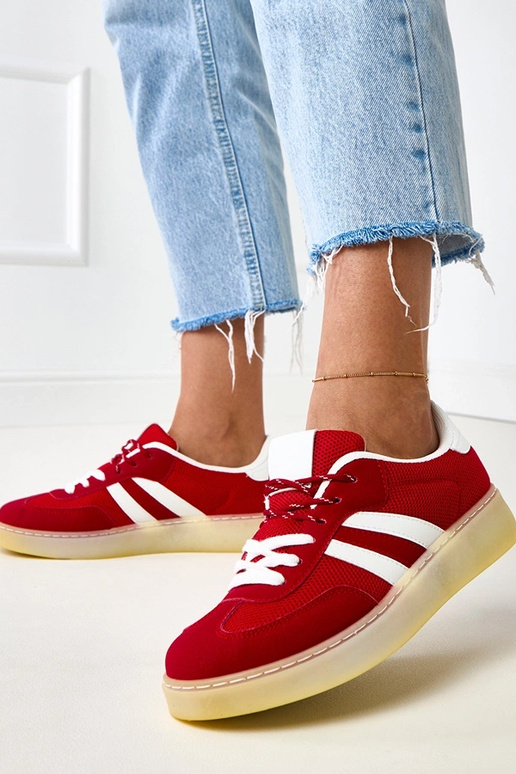 Tênis de rede vermelhos com detalhe...