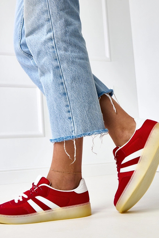 Tênis de rede vermelhos com detalhe...