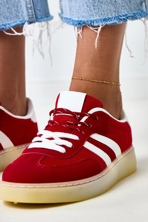 Tênis de rede vermelhos com detalhe...