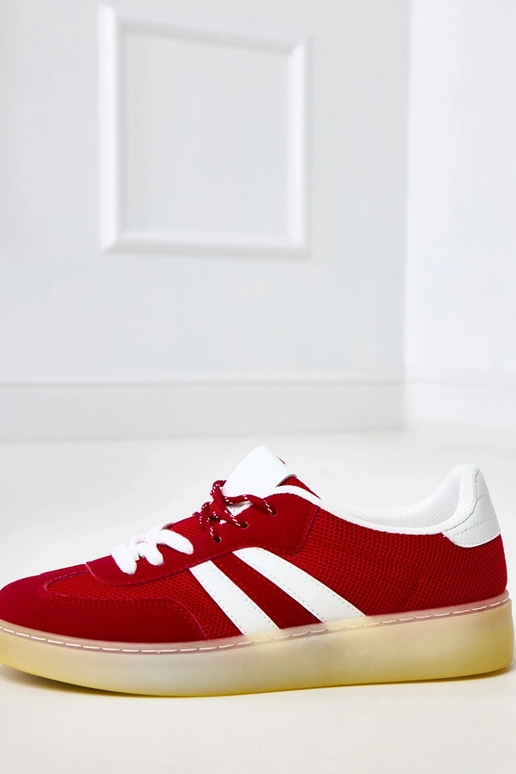 Tênis de rede vermelhos com detalhe...