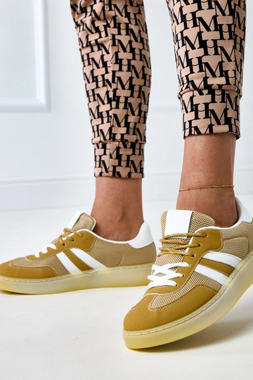 Tênis de rede amarelos com detalhe branco Weka