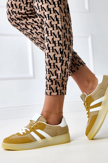 Tênis de rede amarelos com... 2