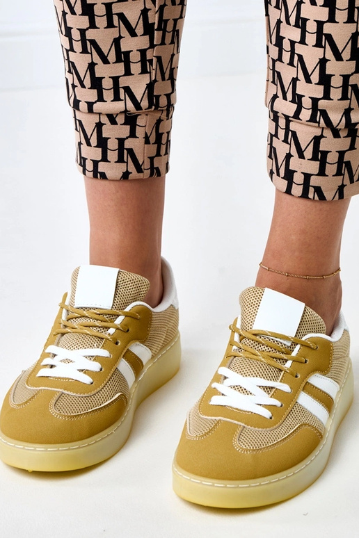 Tênis de rede amarelos com detalhe...