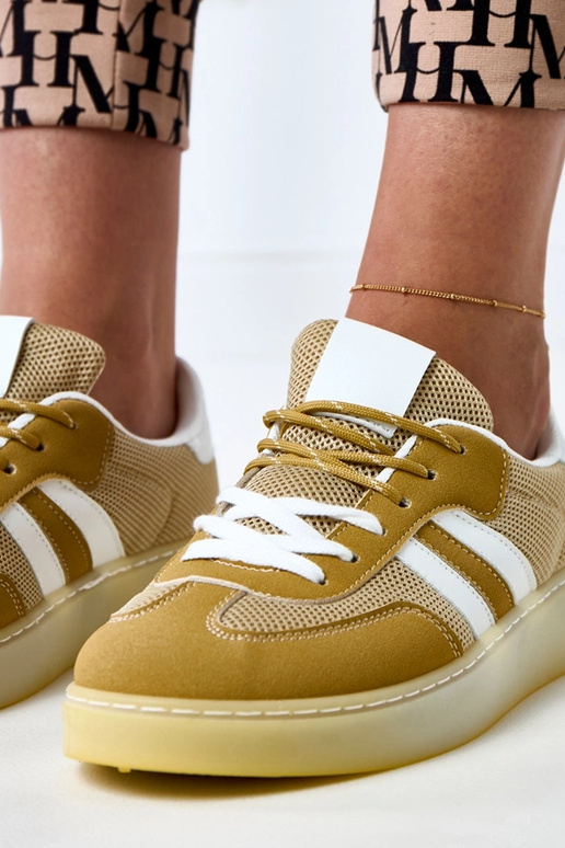 Tênis de rede amarelos com detalhe...