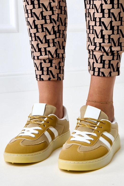 Tênis de rede amarelos com detalhe...