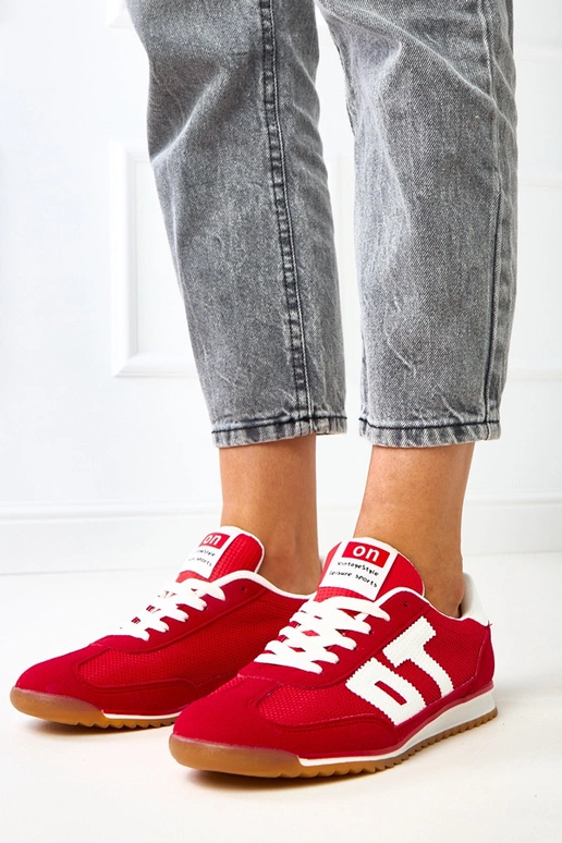 Tênis esportivos vermelhos com...