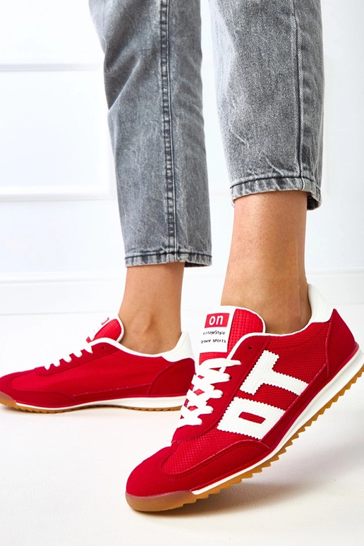 Tênis esportivos vermelhos com...