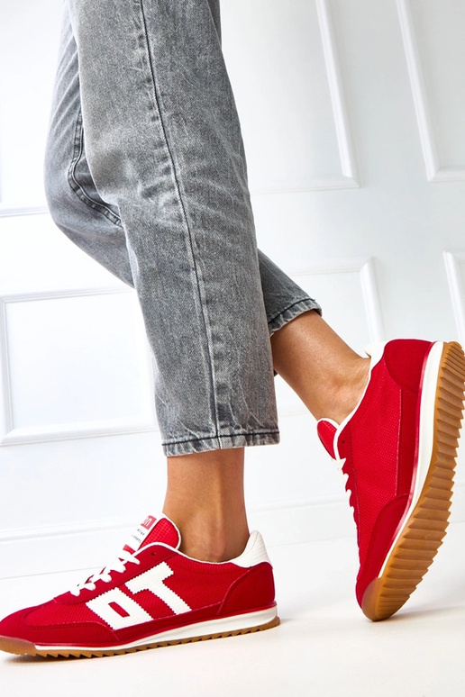 Tênis esportivos vermelhos com...