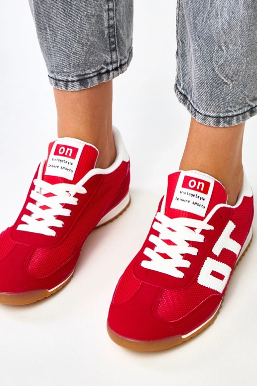 Tênis esportivos vermelhos com...