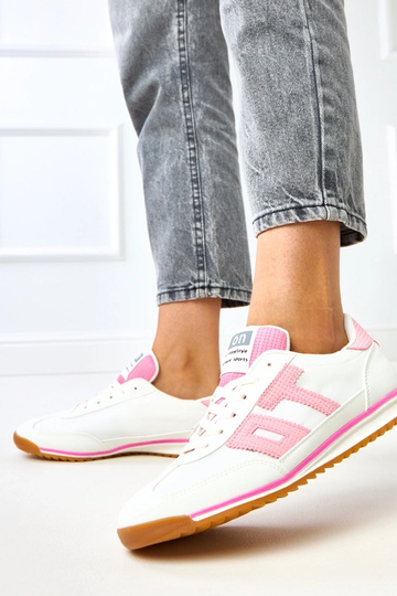 Tênis esportivos brancos... 2