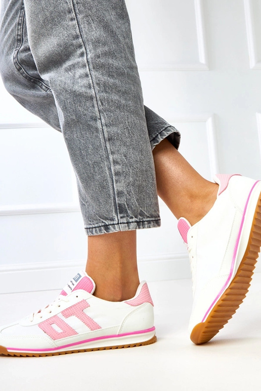 Tênis esportivos brancos com...