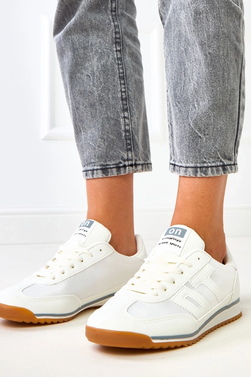 Tênis esportivos brancos com...