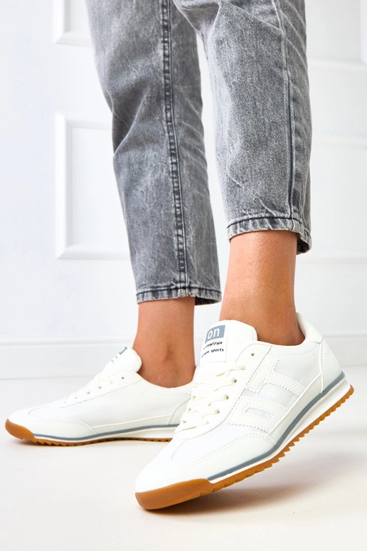 Tênis esportivos brancos com...