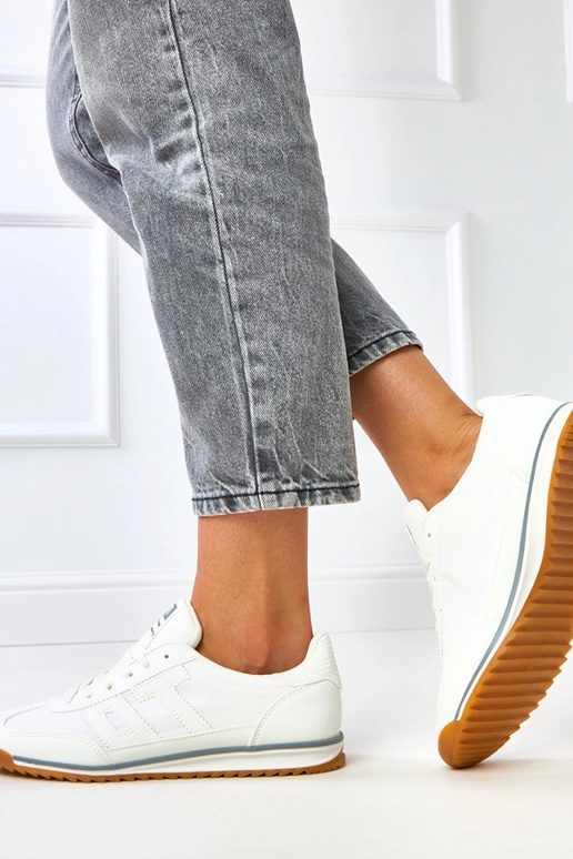 Tênis esportivos brancos com...