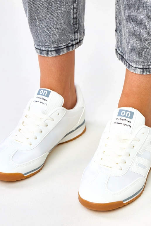 Tênis esportivos brancos com...