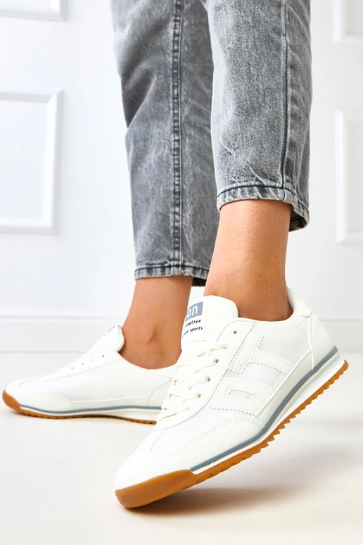 Tênis esportivos brancos com...