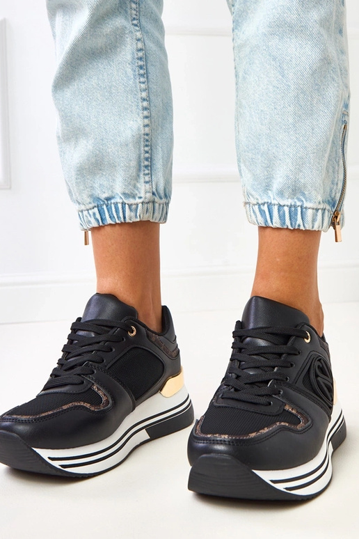 Tênis pretos com plataforma e...