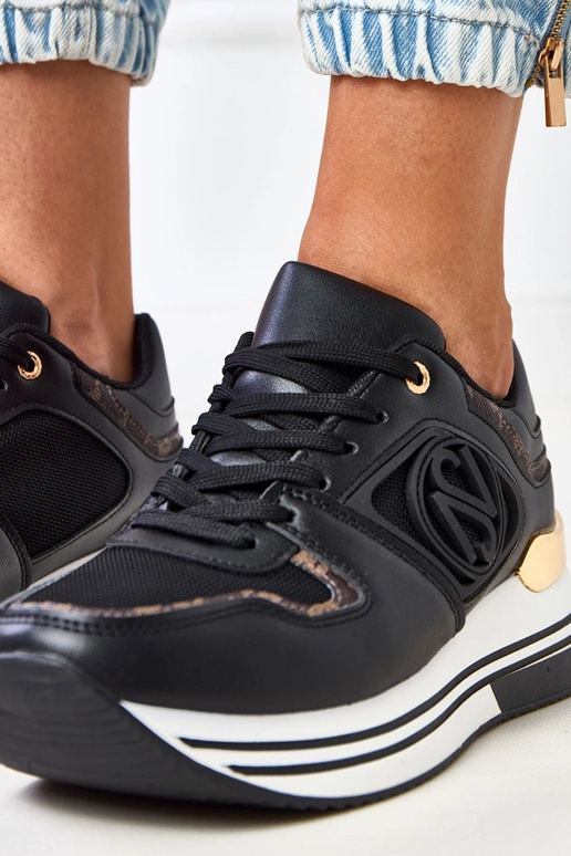 Tênis pretos com plataforma e...