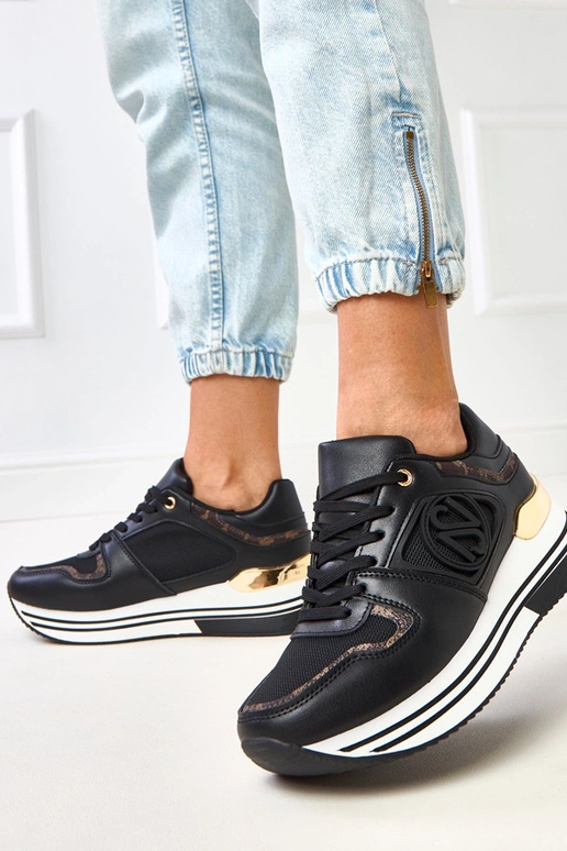 Tênis pretos com plataforma e...