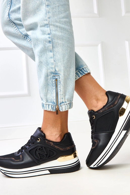 Tênis pretos com plataforma e...