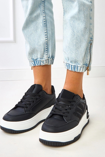 Tênis pretos com plataforma...