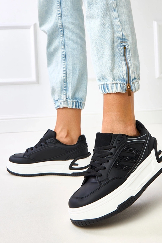 Tênis pretos com plataforma decorados...