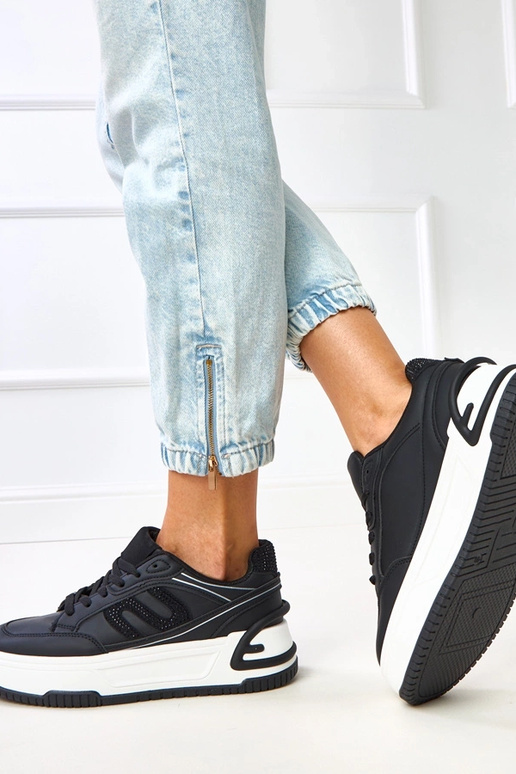 Tênis pretos com plataforma decorados...