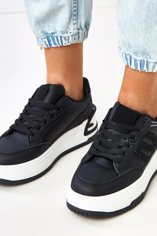 Tênis pretos com plataforma decorados...