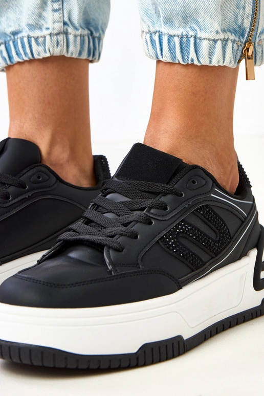 Tênis pretos com plataforma decorados...