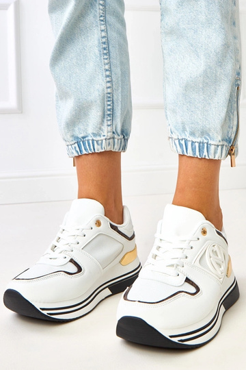 Tênis brancos e pretos com...