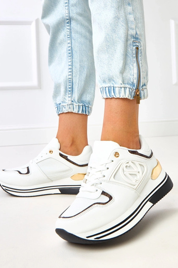 Tênis brancos e pretos com... 2