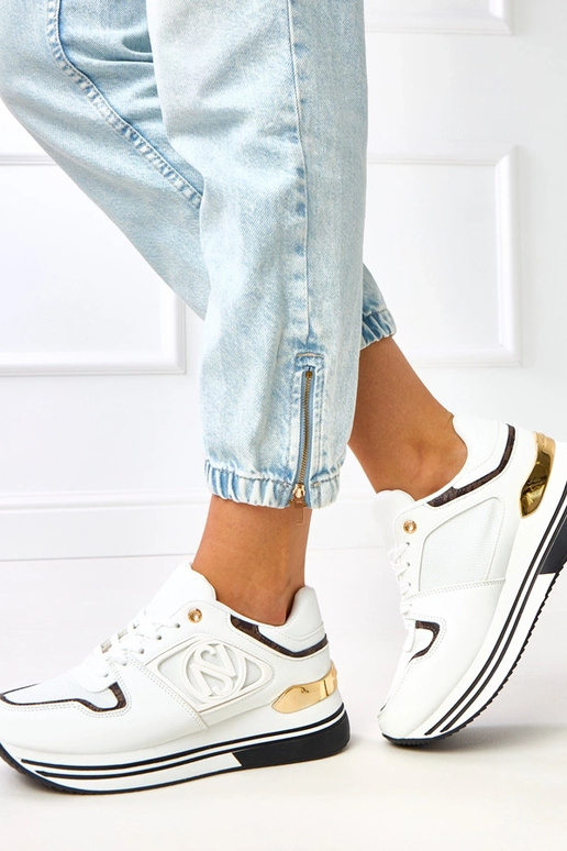 Tênis brancos e pretos com plataforma...