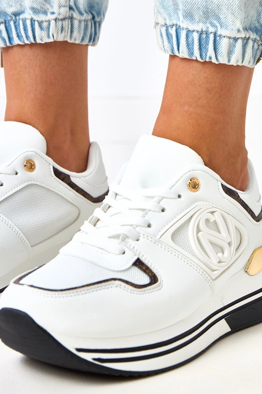 Tênis brancos e pretos com plataforma...